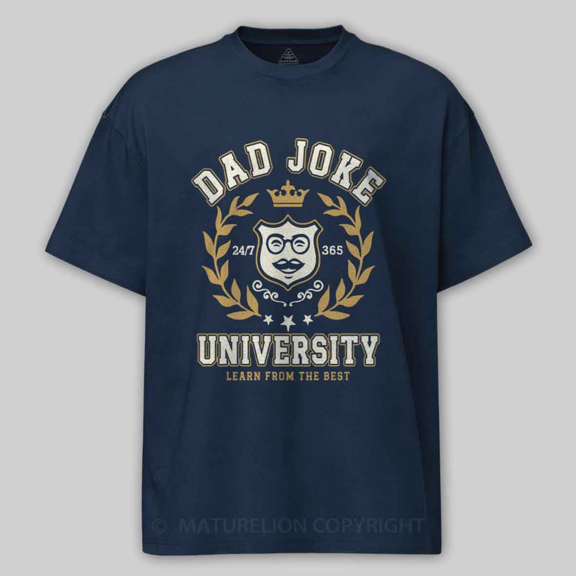Maturelion Dad Joke University Funny Dad Humor Father´s day Birthday Gift Cotton T-shirt