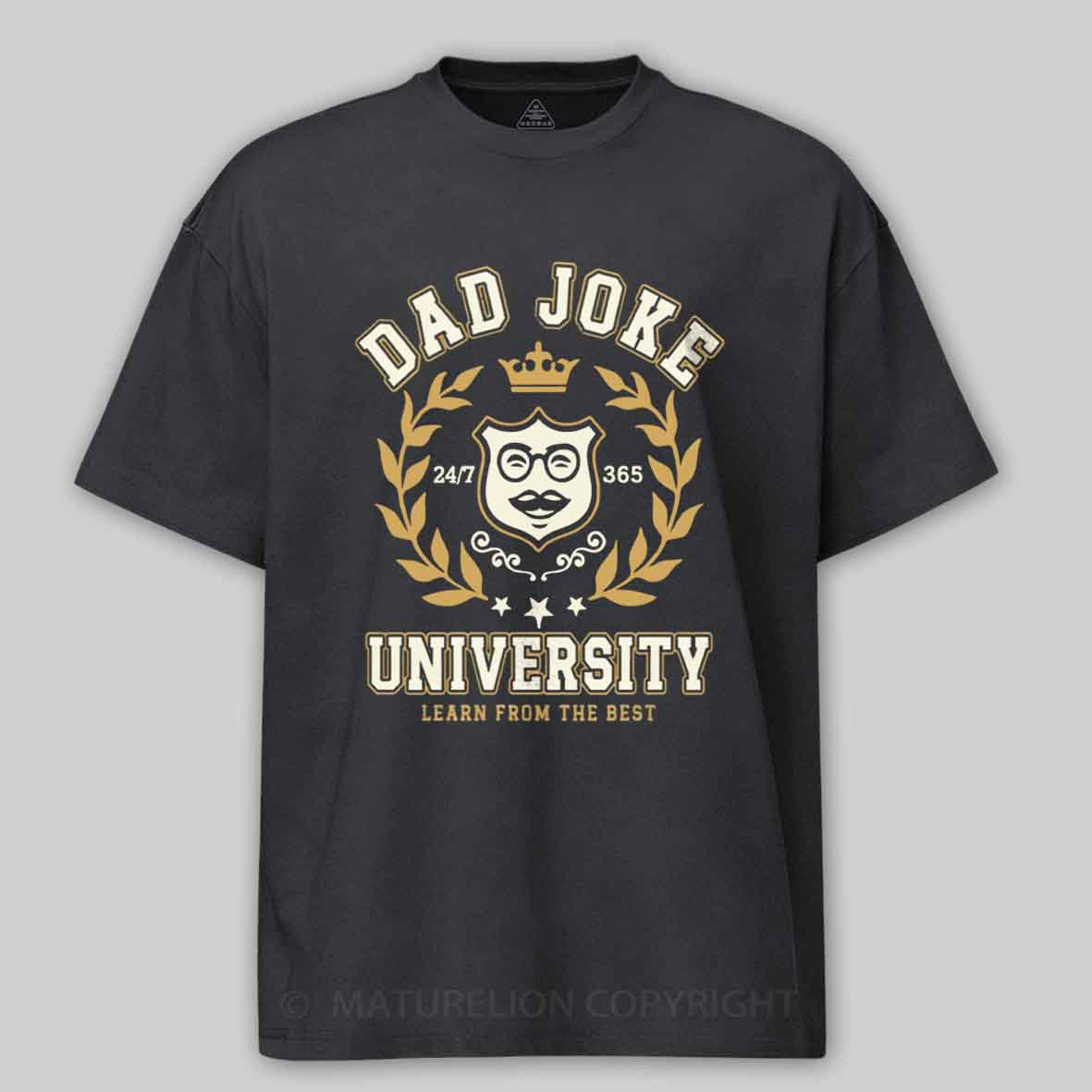 Maturelion Dad Joke University Funny Dad Humor Father´s day Birthday Gift Cotton T-shirt