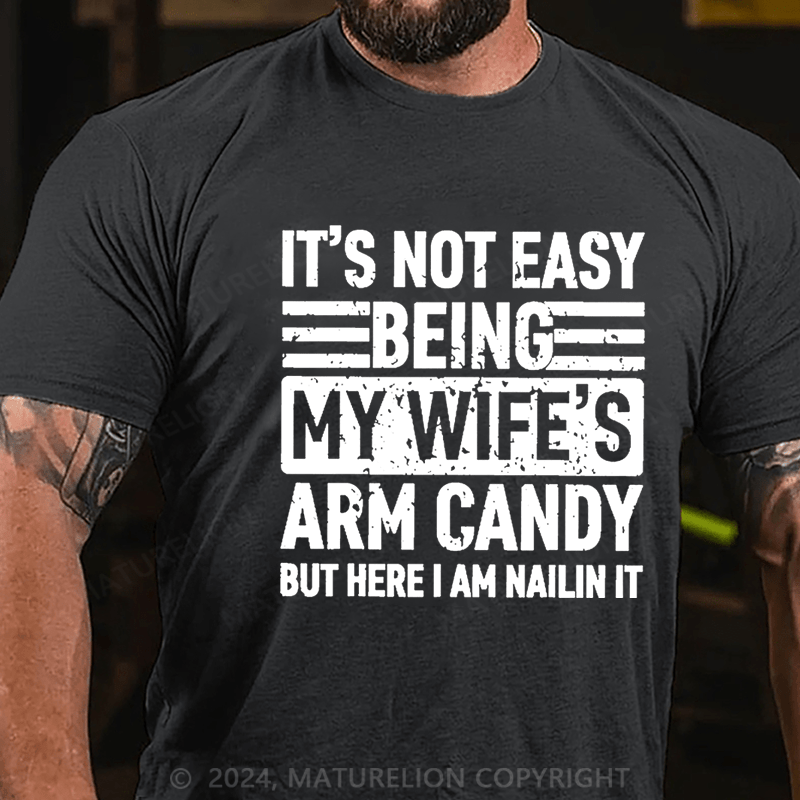 Maturelion It's Not Easy Being My Wife's Arm Candy But Here I'm Nailing It Cotton T-shirt -Maturelion