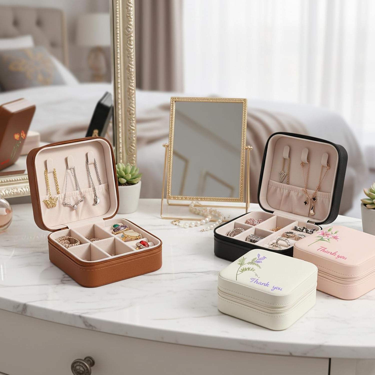 Personalized square jewelry travel box with custom engravings – the perfect Gift for ladies – Portable Ring organizer