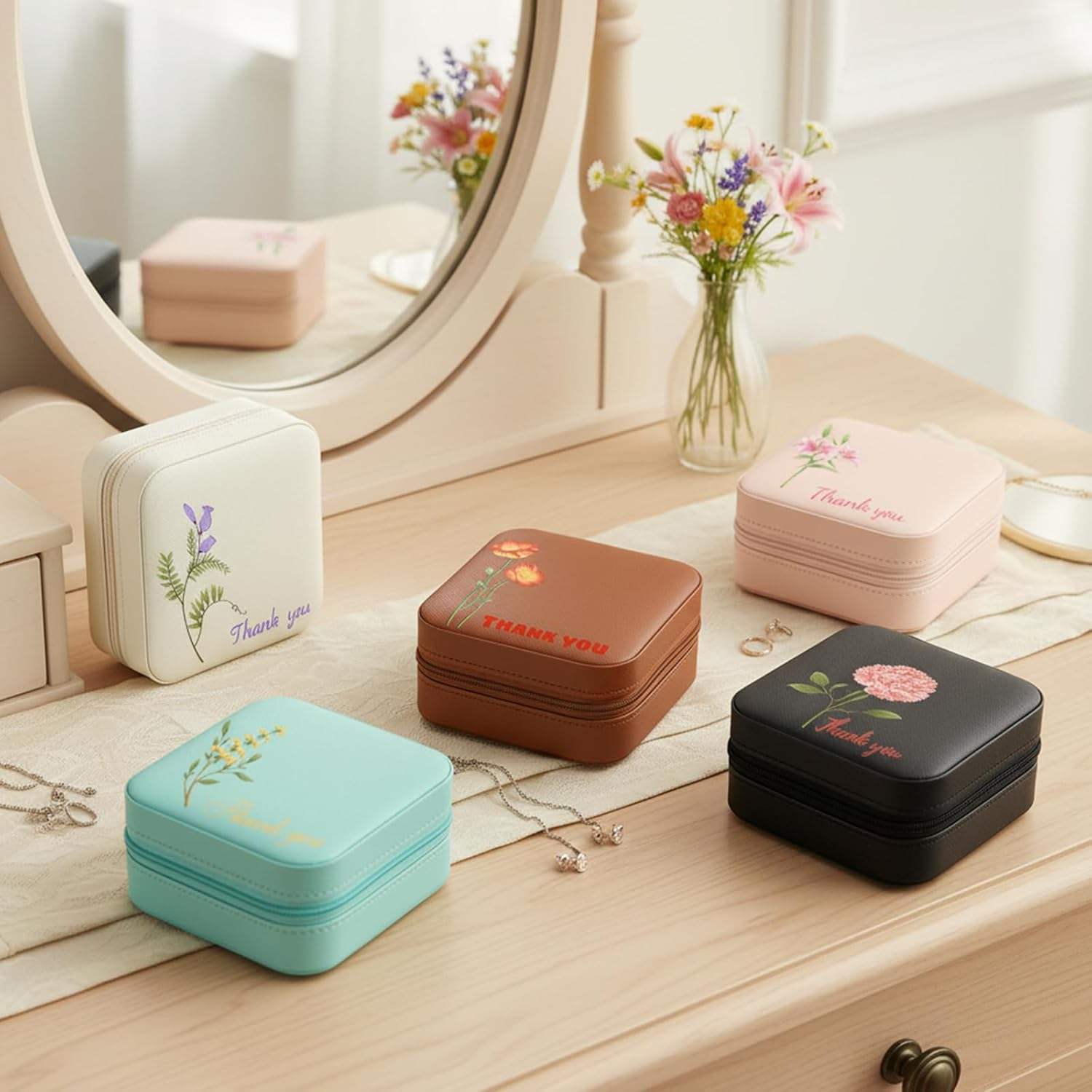 Personalized square jewelry travel box with custom engravings – the perfect Gift for ladies – Portable Ring organizer