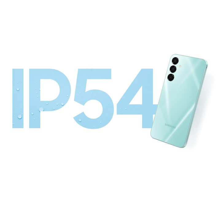 Egy nagym&eacute;retű IP54 sz&ouml;veg olvashat&oacute;, a betűk belsej&eacute;ben v&iacute;zcseppek vannak. Egy vil&aacute;gosz&ouml;ld Galaxy A16 5G k&eacute;sz&uuml;l&eacute;k h&aacute;tulr&oacute;l, jobbra elford&iacute;tva l&aacute;that&oacute;.