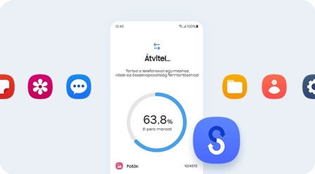 Egy okostelefon l&aacute;that&oacute;, amely egy adat&aacute;tviteli folyamatot jelen&iacute;t meg. A telefon k&ouml;r&uuml;l sz&iacute;nes alkalmaz&aacute;s ikonok &eacute;s a Smart Switch log&oacute;ja l&aacute;that&oacute;.