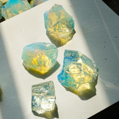 Natural Opal Gemstone Rough Stones & Chips – Decorative Bulk Healing Crystals For Tumbling | Crystal Spiritual Healing Stone Meaning