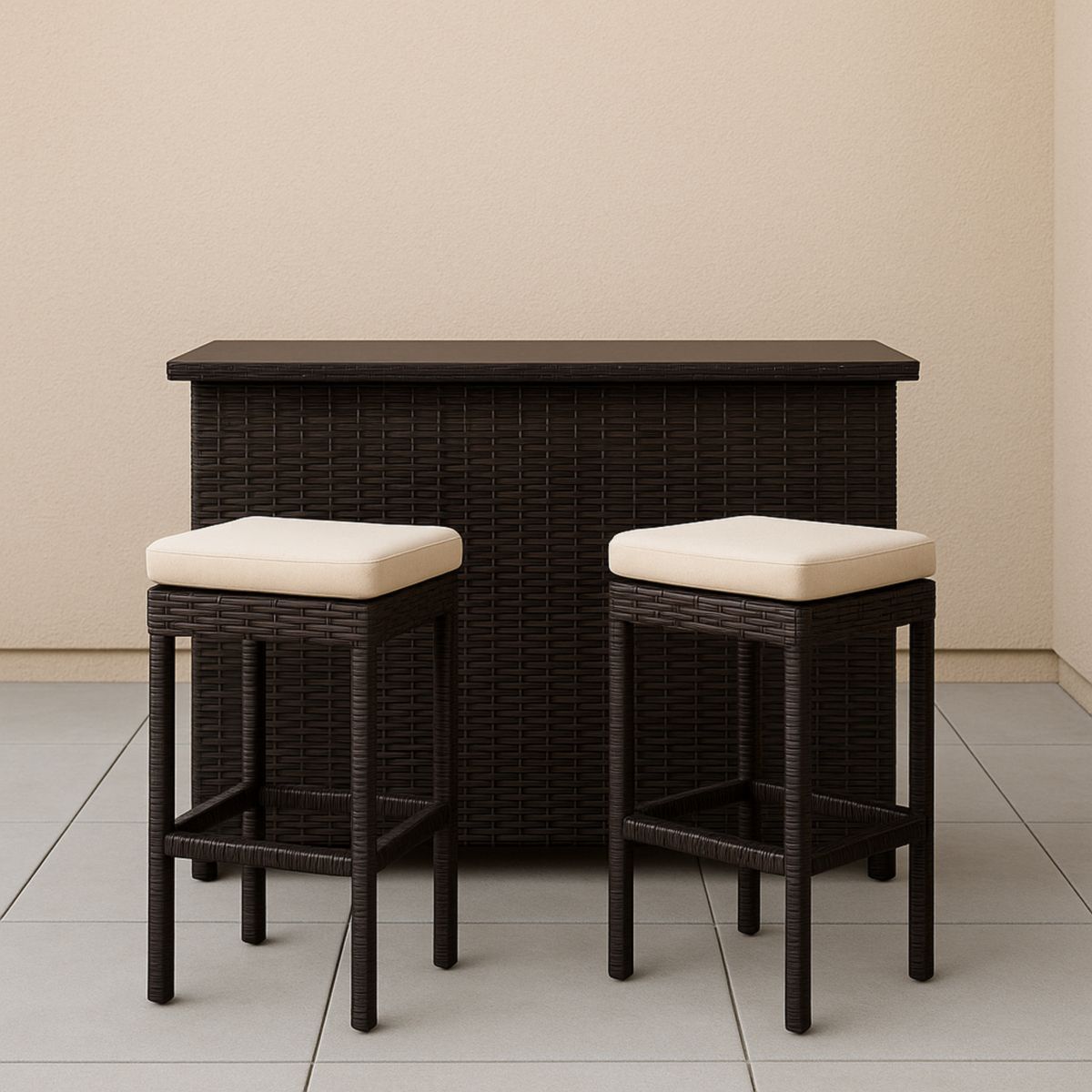 Utendørs barsett i rotting med to krakker brun/hvit