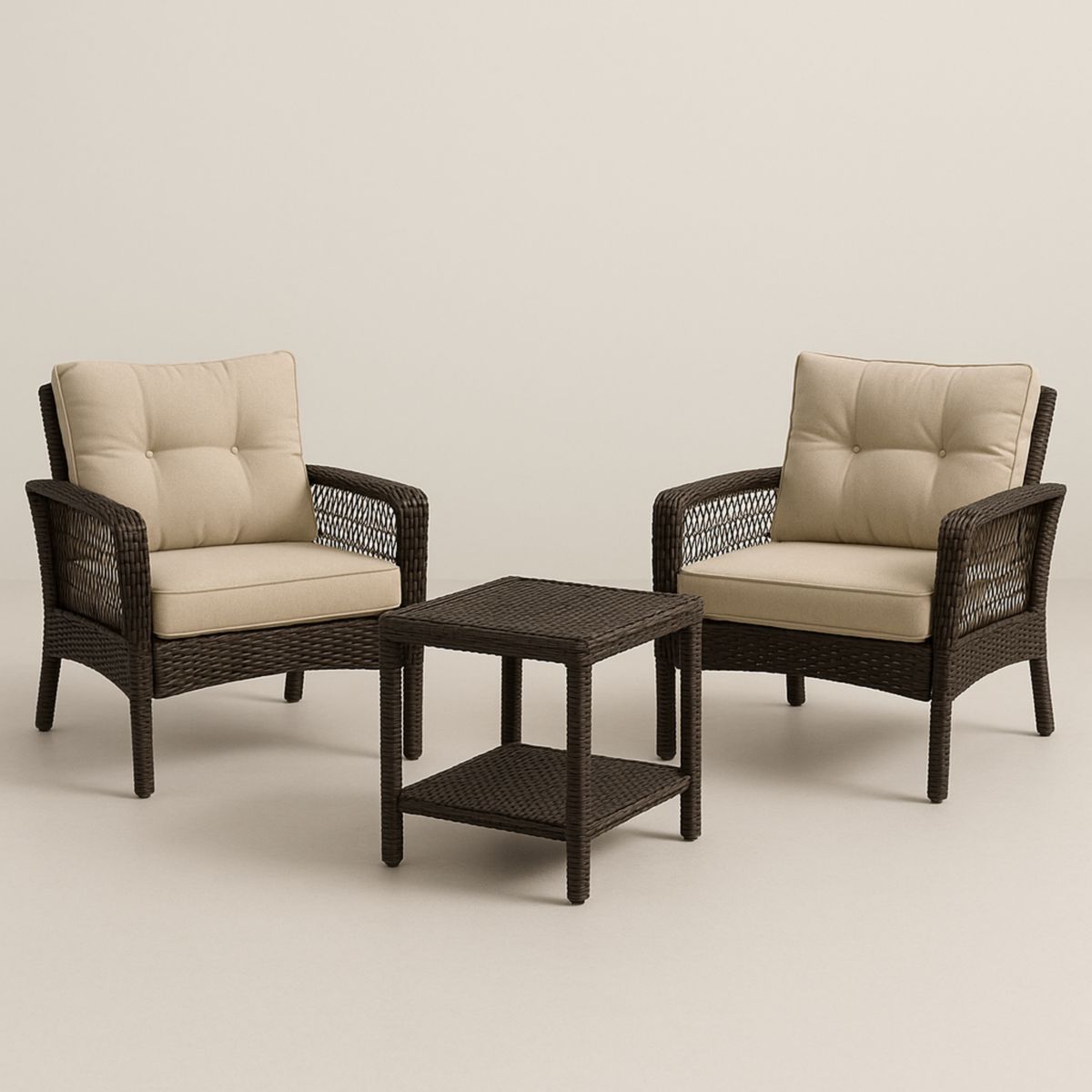 Sett med to stoler og kvadratisk bord i polyrotting med puter, brun/beige