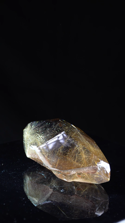 “Gold”-threaded shiny large rock candy