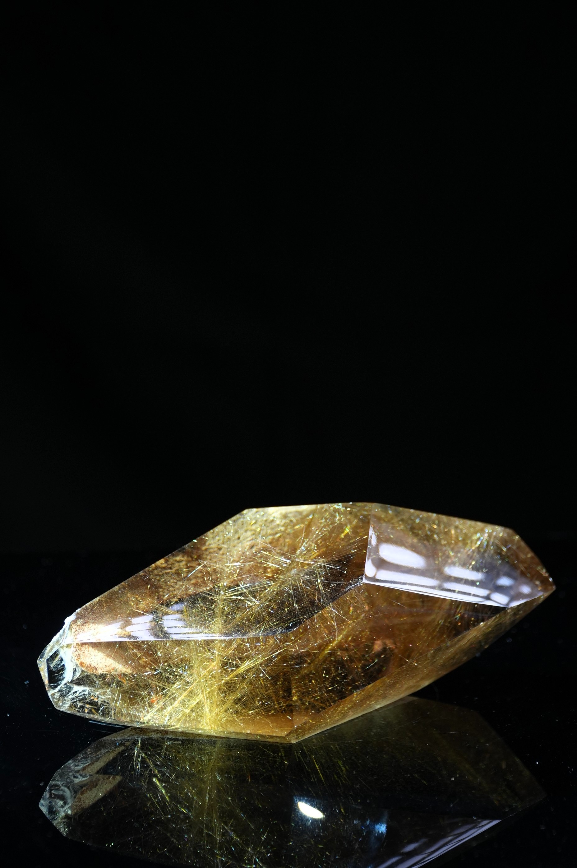 “Gold”-threaded shiny large rock candy