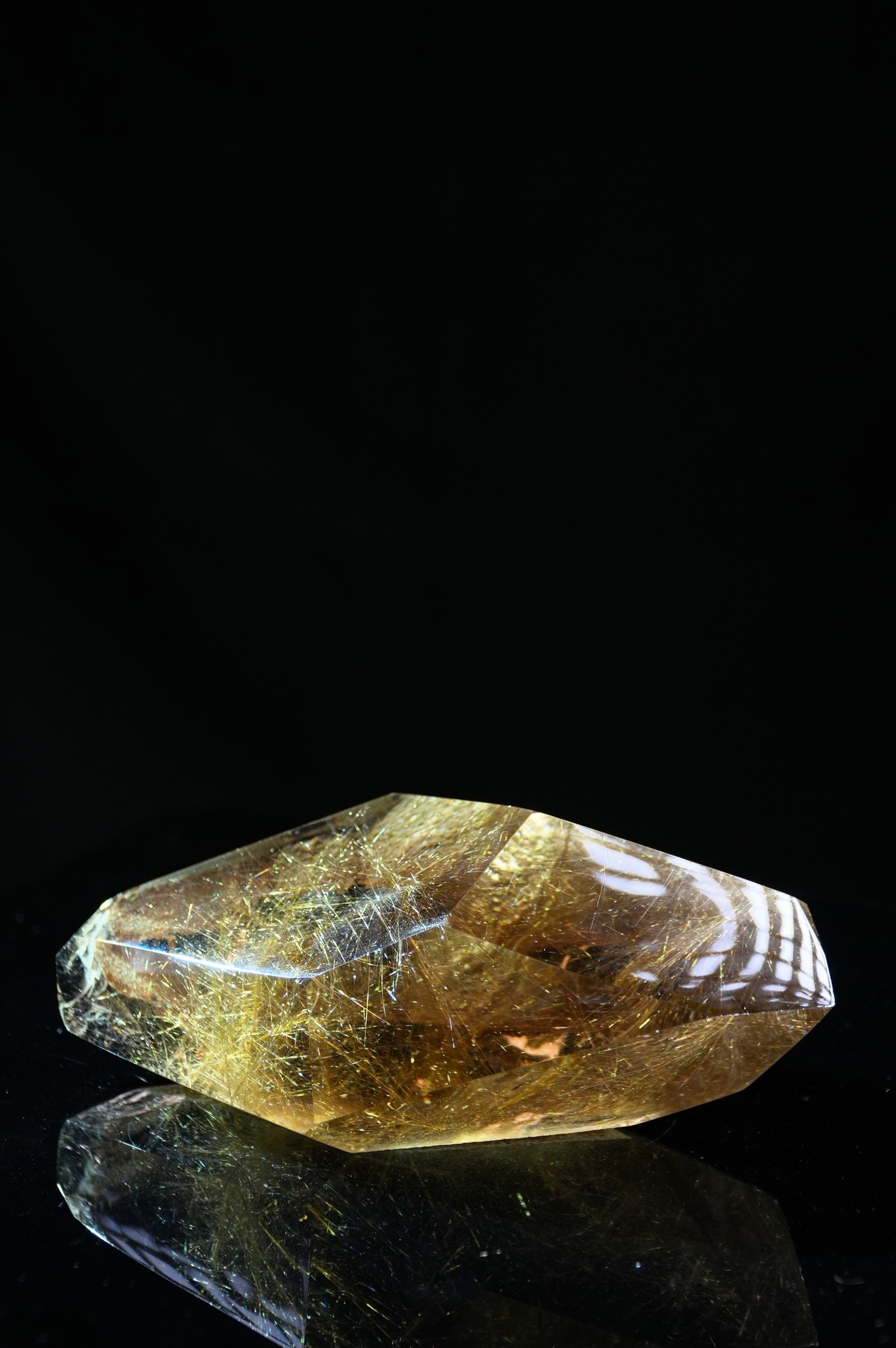 “Gold”-threaded shiny large rock candy