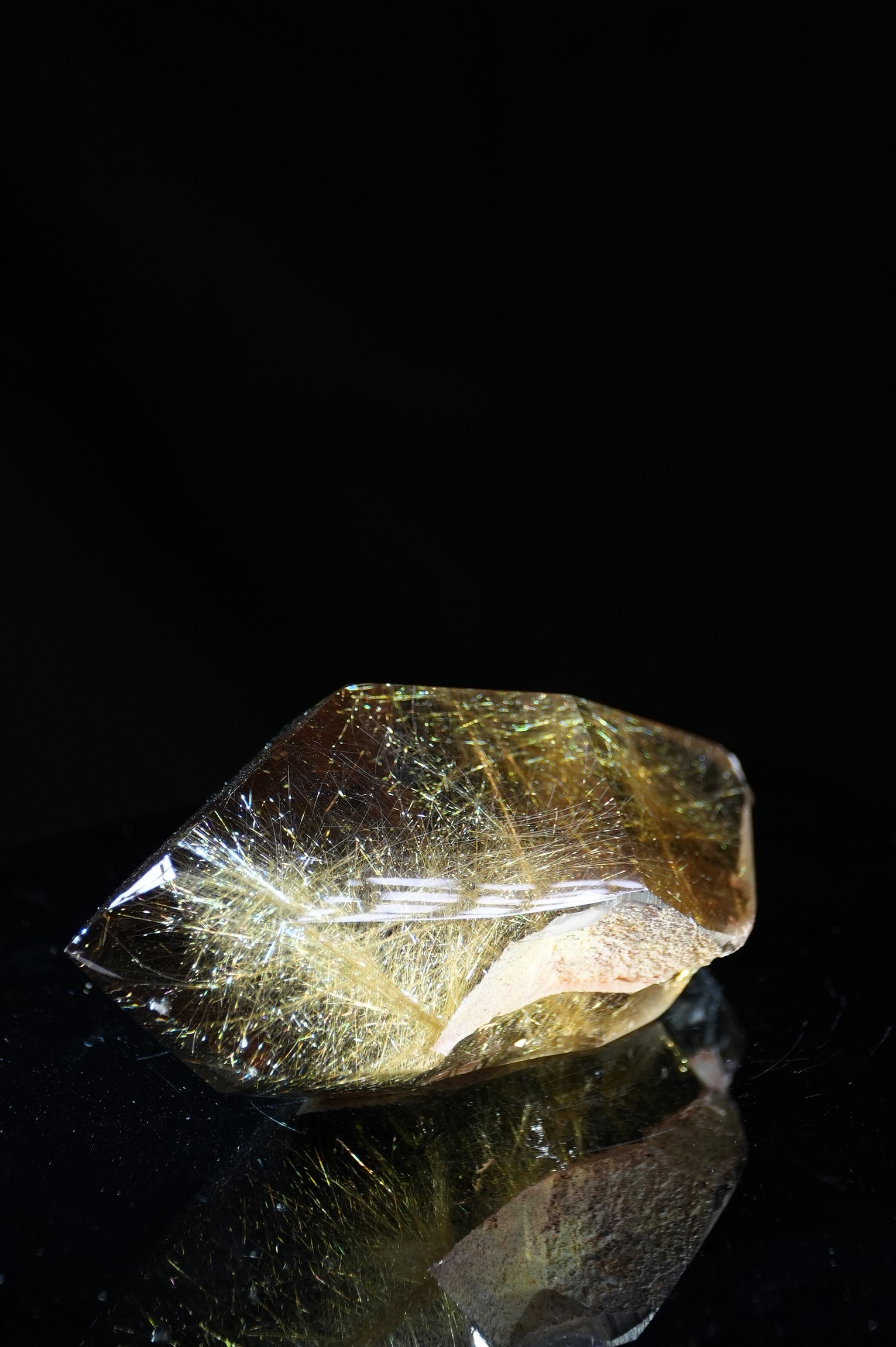 “Gold”-threaded shiny large rock candy