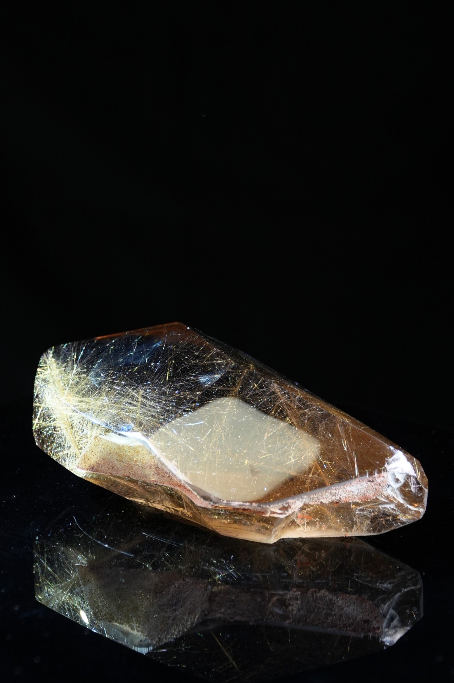 “Gold”-threaded shiny large rock candy