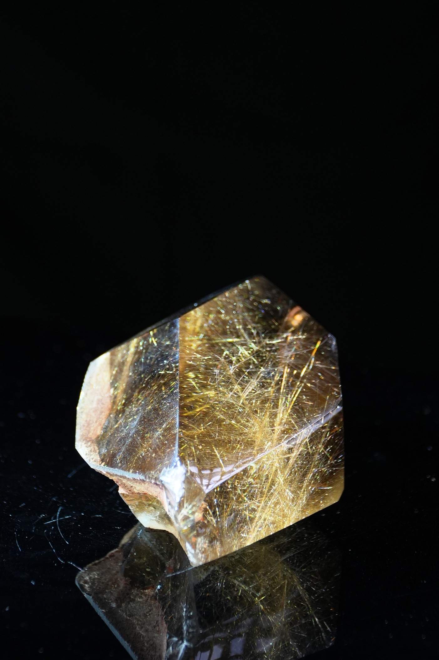 “Gold”-threaded shiny large rock candy