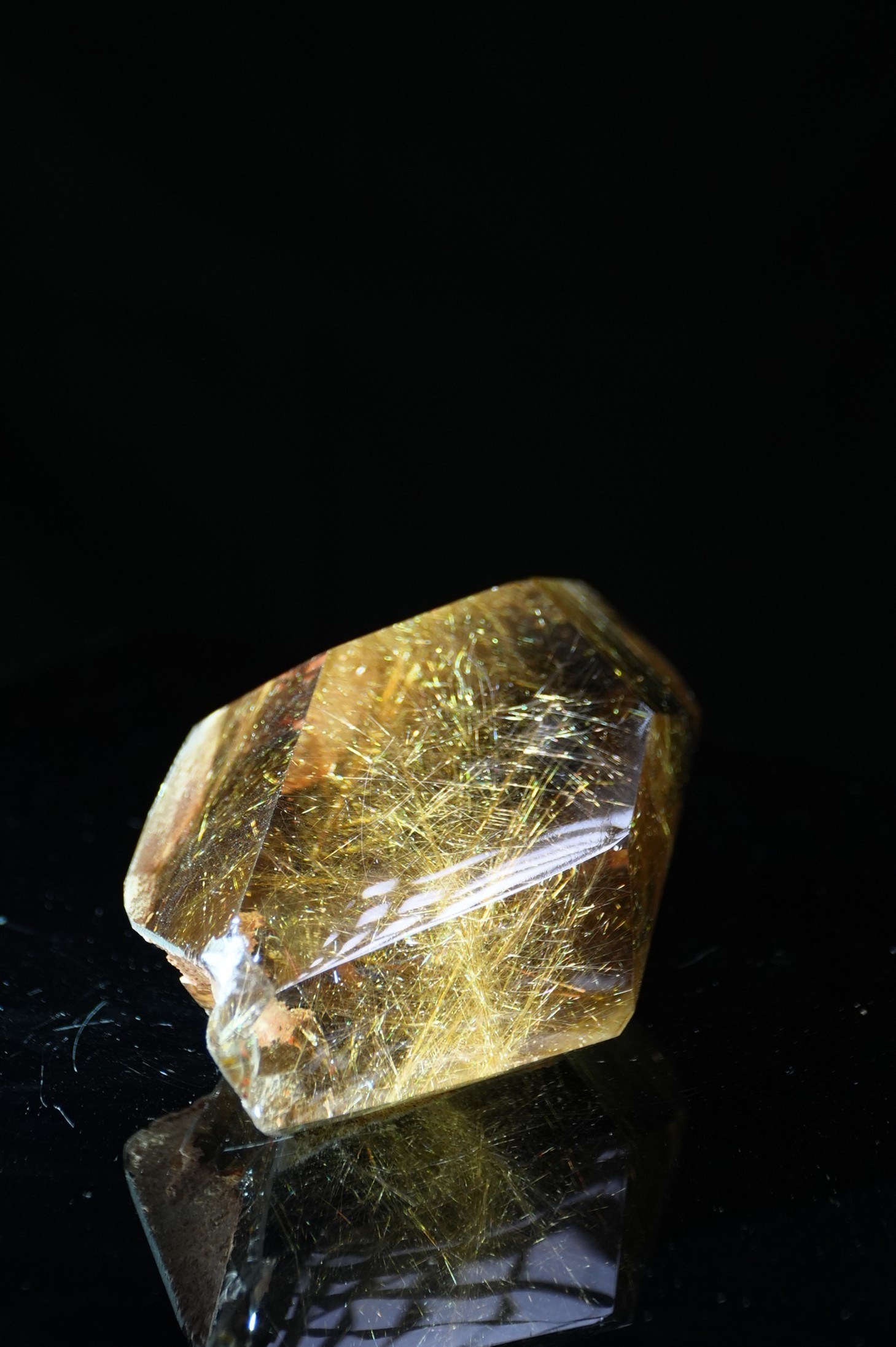 “Gold”-threaded shiny large rock candy