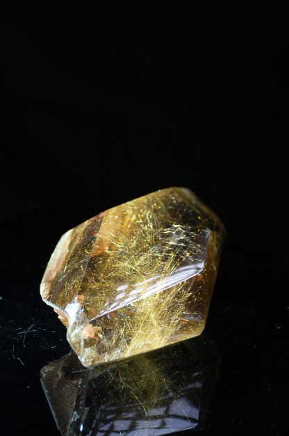 “Gold”-threaded shiny large rock candy