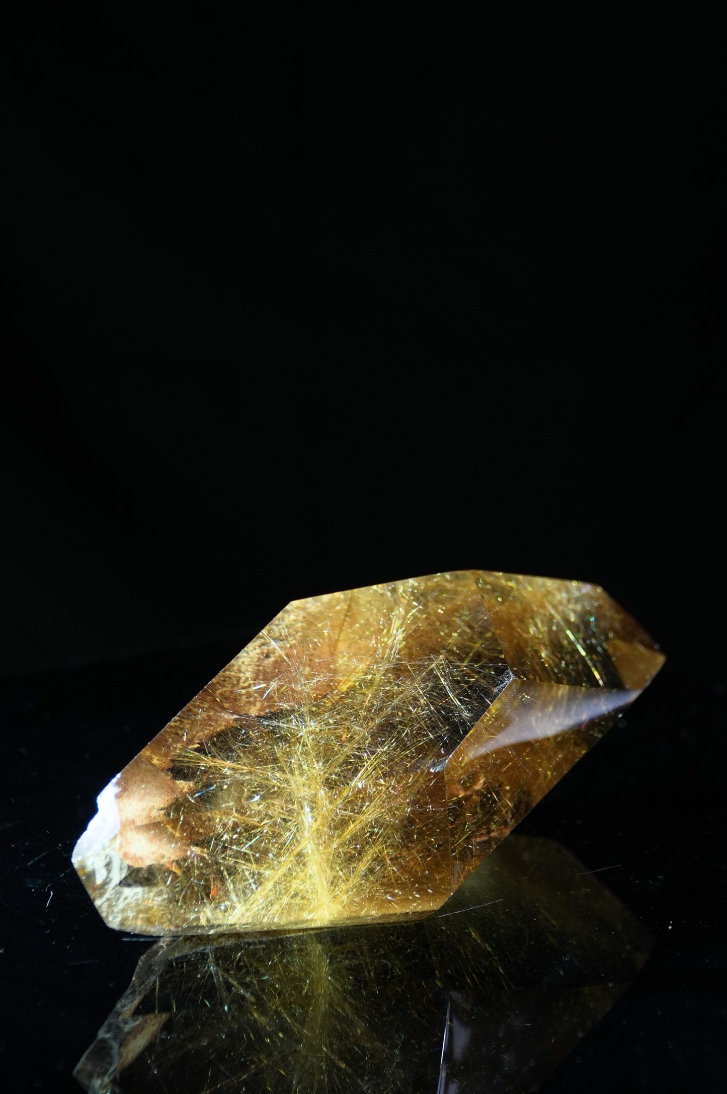 “Gold”-threaded shiny large rock candy