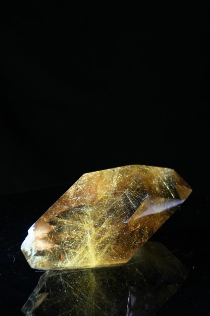 “Gold”-threaded shiny large rock candy