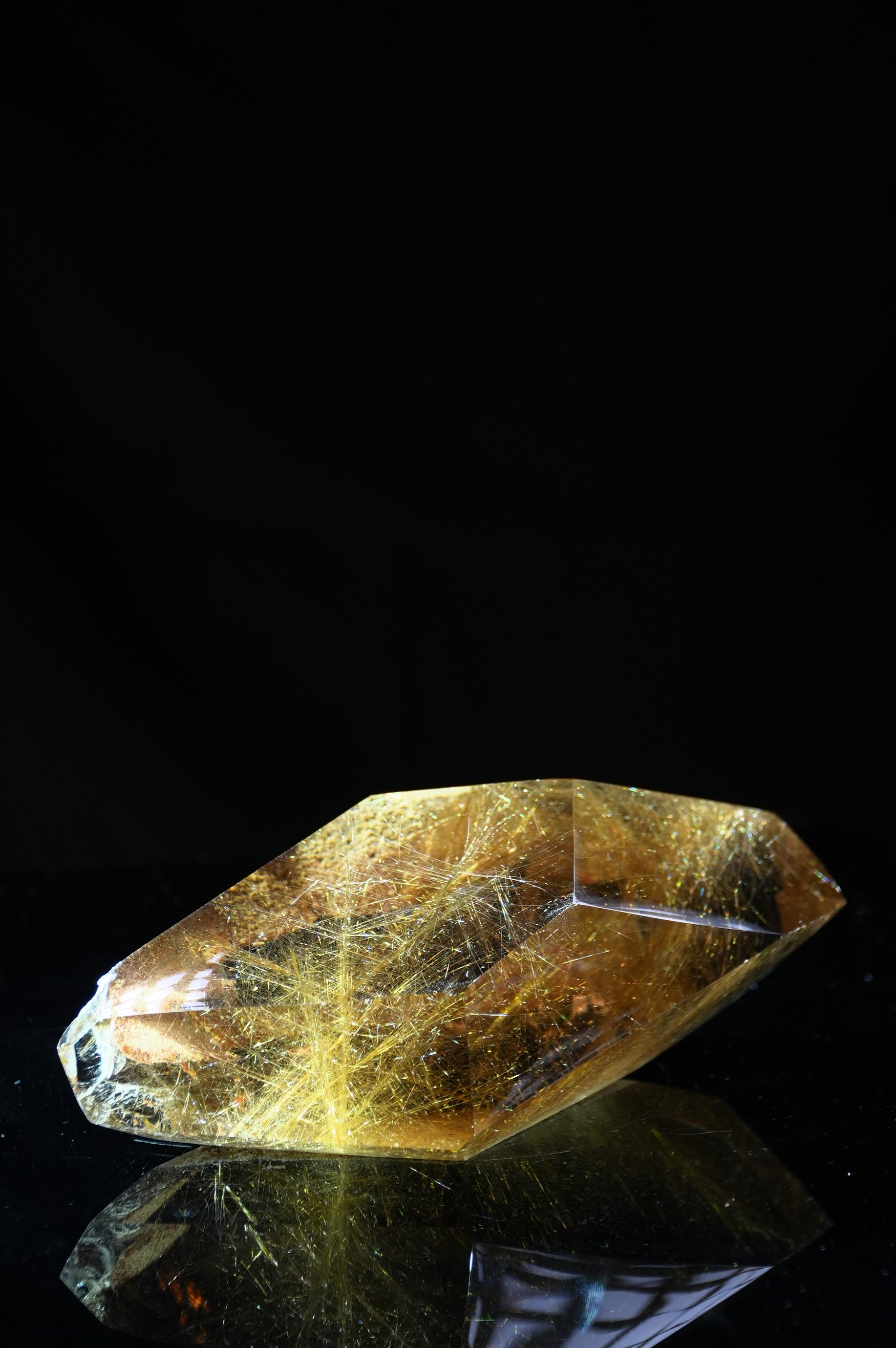 “Gold”-threaded shiny large rock candy