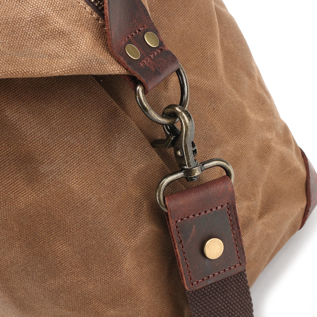 sturdy sling overnight-bag with magnetic buckle and strong webbing