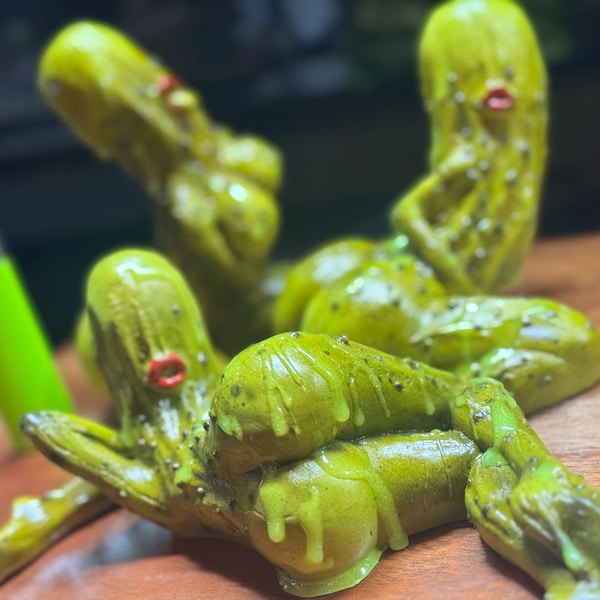 🥒 Festigadget Pickle Back Resin Figure – Handmade UV-Glow Pickle Sculpture with Optional Santa Hat 🤪✨