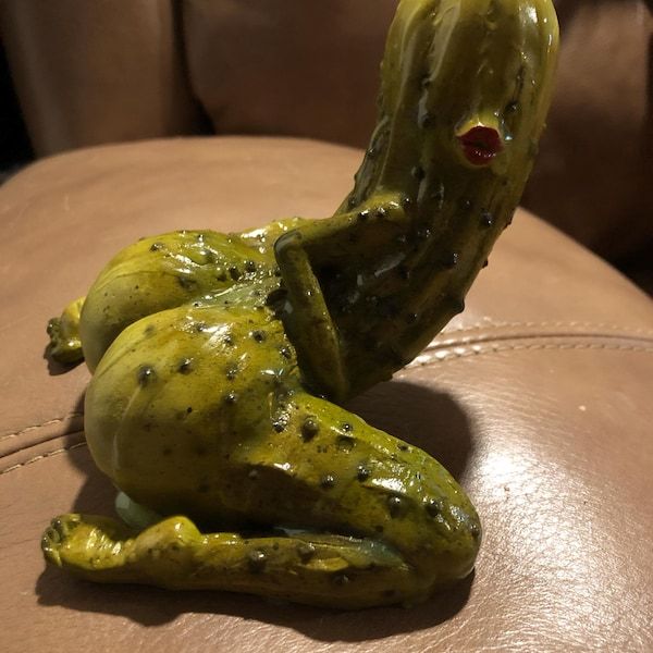 🥒 Festigadget Pickle Back Resin Figure – Handmade UV-Glow Pickle Sculpture with Optional Santa Hat 🤪✨