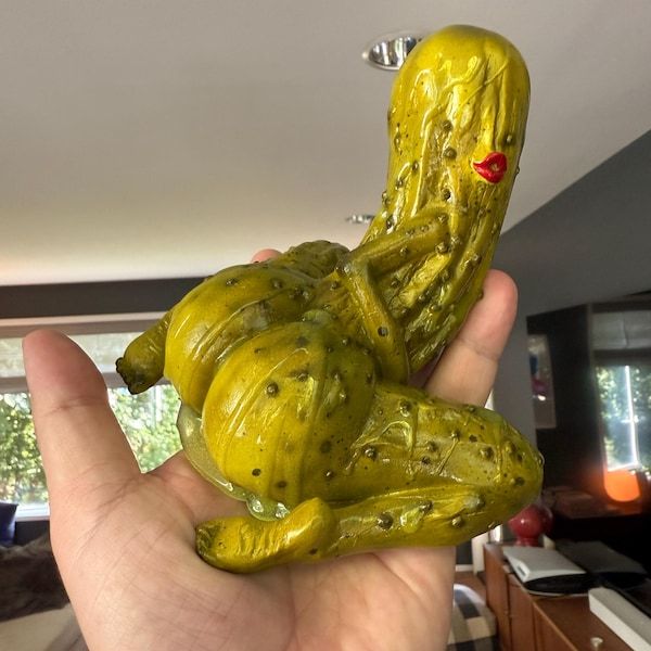 🥒 Festigadget Pickle Back Resin Figure – Handmade UV-Glow Pickle Sculpture with Optional Santa Hat 🤪✨
