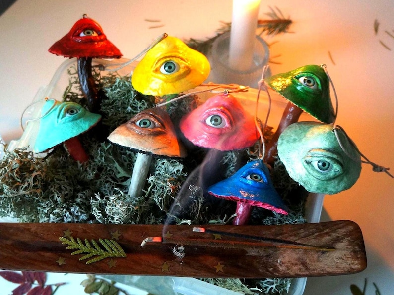 🍄♻️ Eco-Friendly Macabre Mushroom Ornament – Weird Eyeball Fungi for Dark Fantasy Christmas Decor 👁️🎄