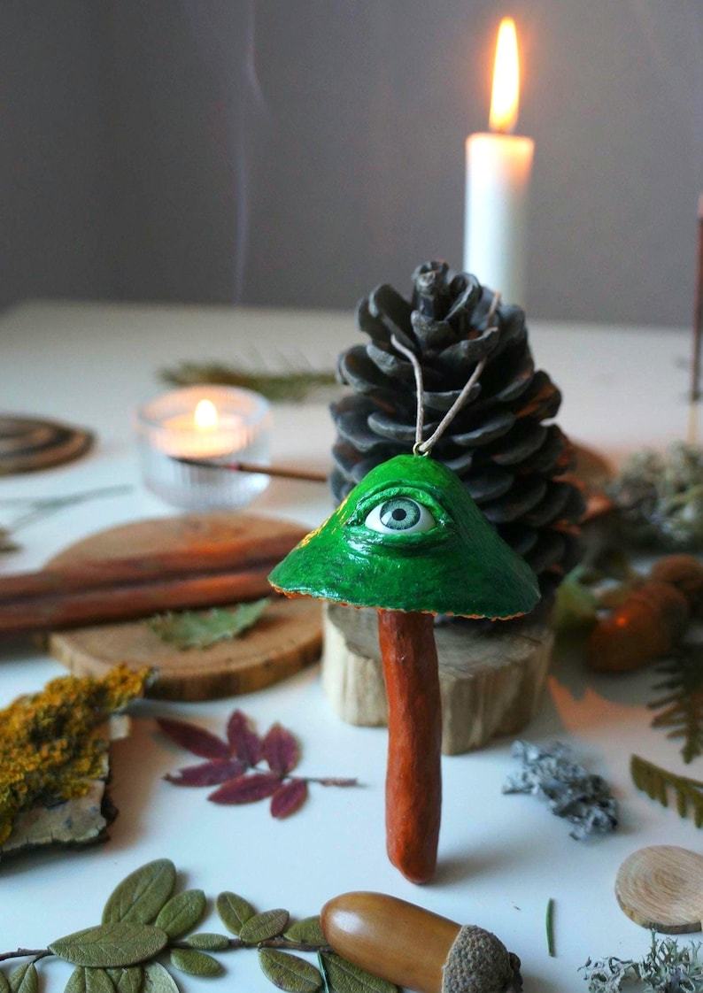 🍄♻️ Eco-Friendly Macabre Mushroom Ornament – Weird Eyeball Fungi for Dark Fantasy Christmas Decor 👁️🎄