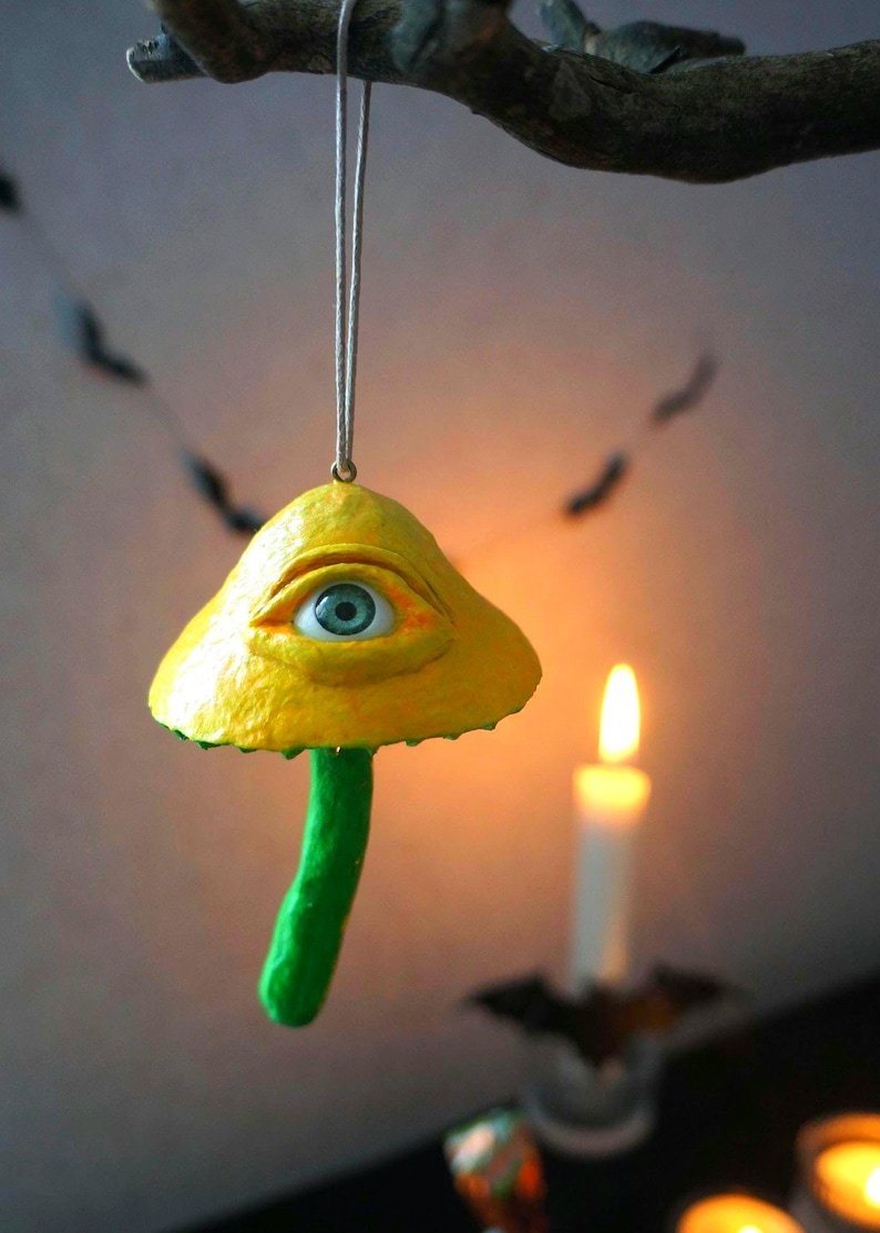 🍄♻️ Eco-Friendly Macabre Mushroom Ornament – Weird Eyeball Fungi for Dark Fantasy Christmas Decor 👁️🎄