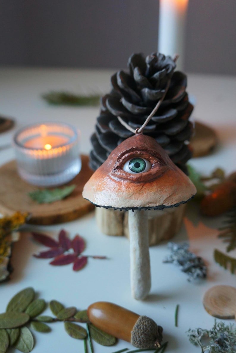 🍄♻️ Eco-Friendly Macabre Mushroom Ornament – Weird Eyeball Fungi for Dark Fantasy Christmas Decor 👁️🎄