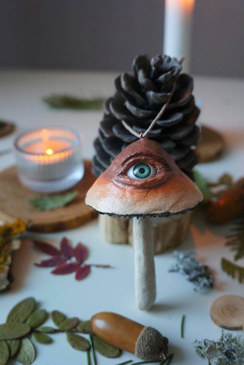 🍄♻️ Eco-Friendly Macabre Mushroom Ornament – Weird Eyeball Fungi for Dark Fantasy Christmas Decor 👁️🎄