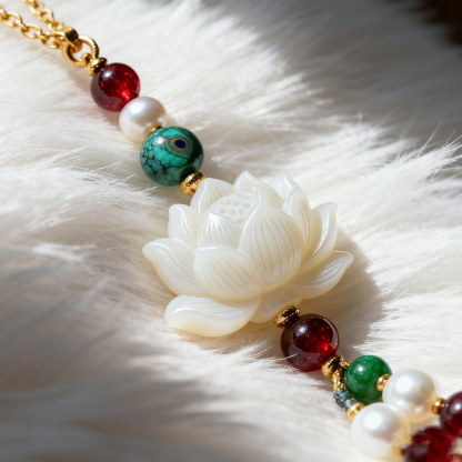 Handykette mit Lotusdesign, Bodhiwurzel und bunten Steinen