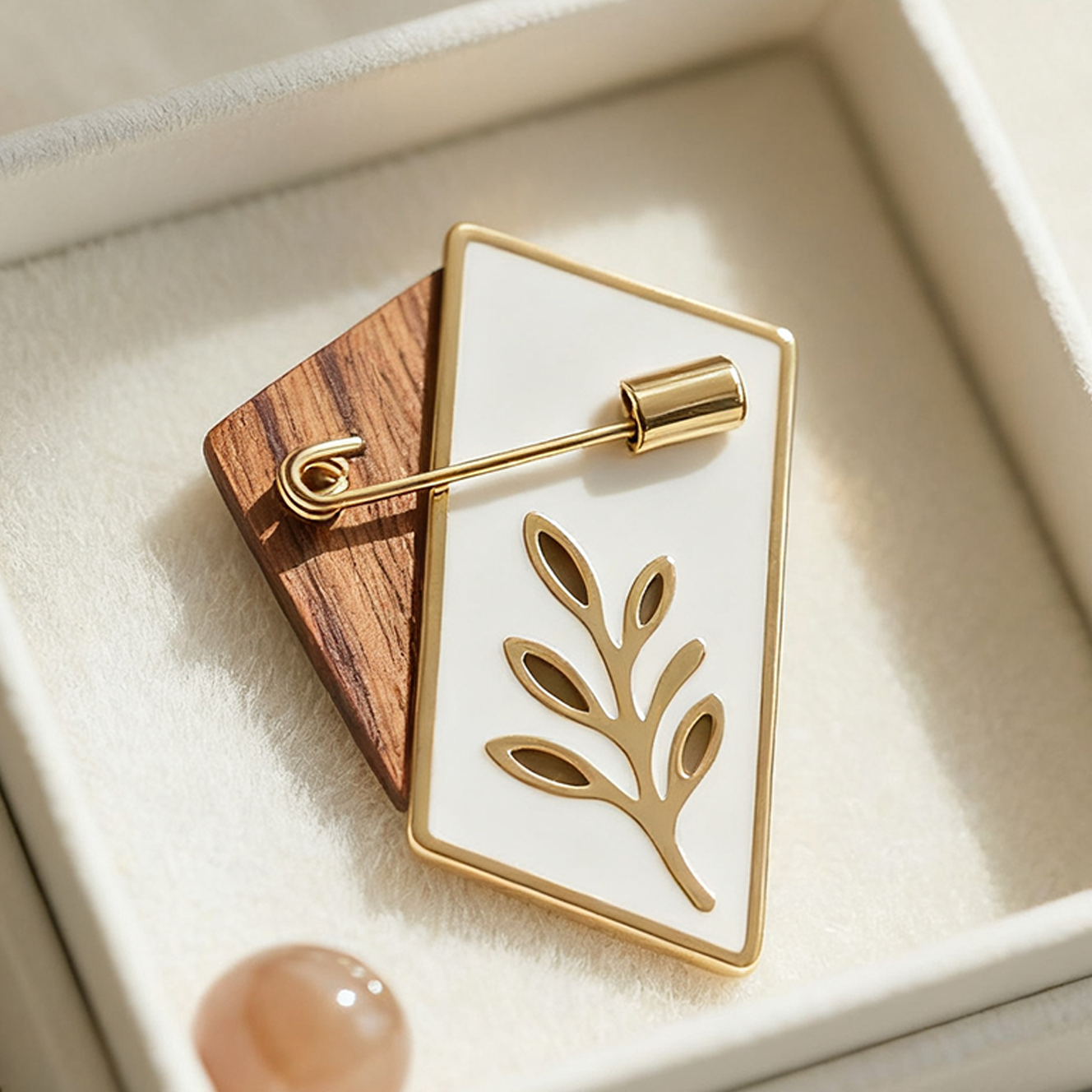 Elegancka drewniana broszka z pozłacanymi żyłkami liści