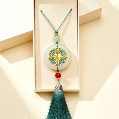 Ozdoba samochodowa z frędzlami z jadeitu inkrustowanego złotem