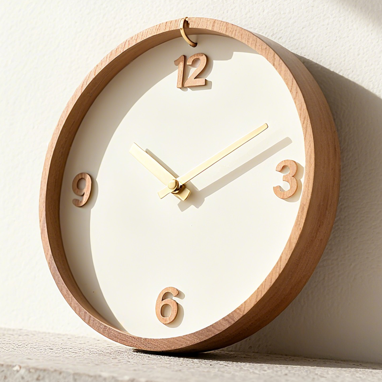 Nowoczesny, prosty zegar ścienny z litego drewna