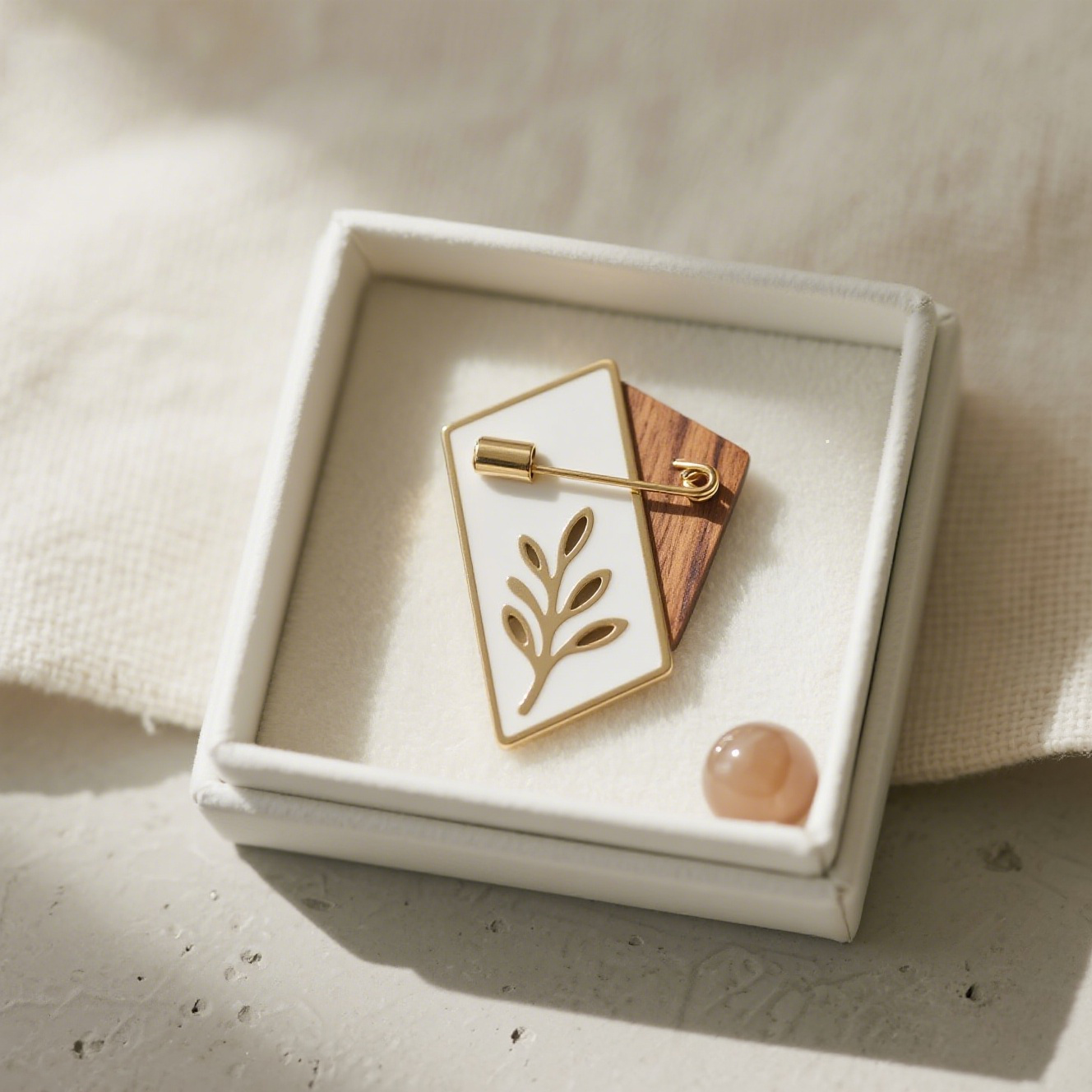Elegancka drewniana broszka z pozłacanymi żyłkami liści