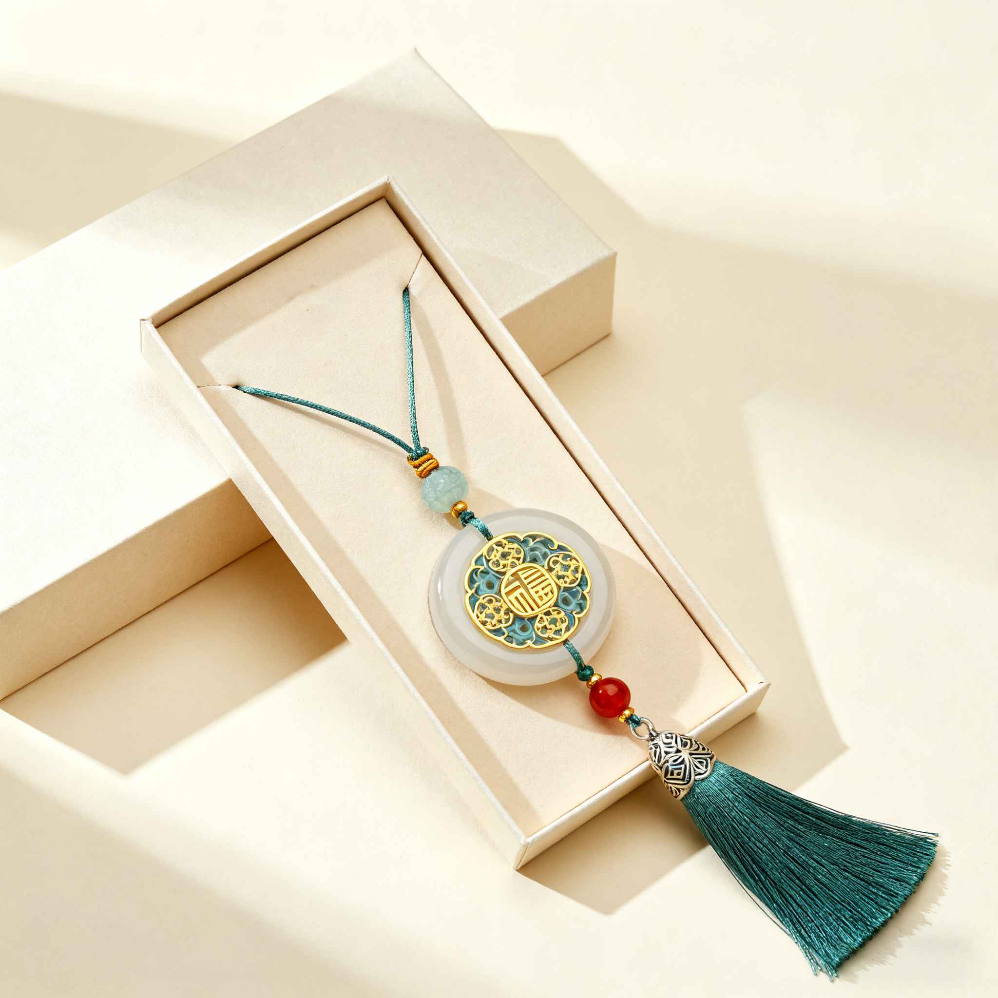 Ozdoba samochodowa z frędzlami z jadeitu inkrustowanego złotem