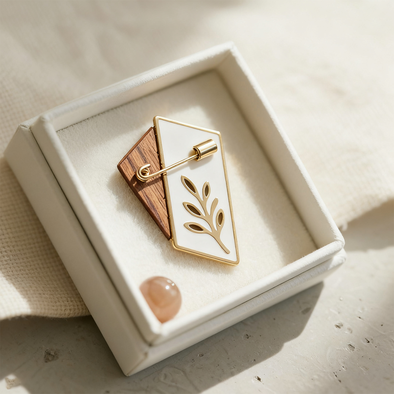 Elegancka drewniana broszka z pozłacanymi żyłkami liści