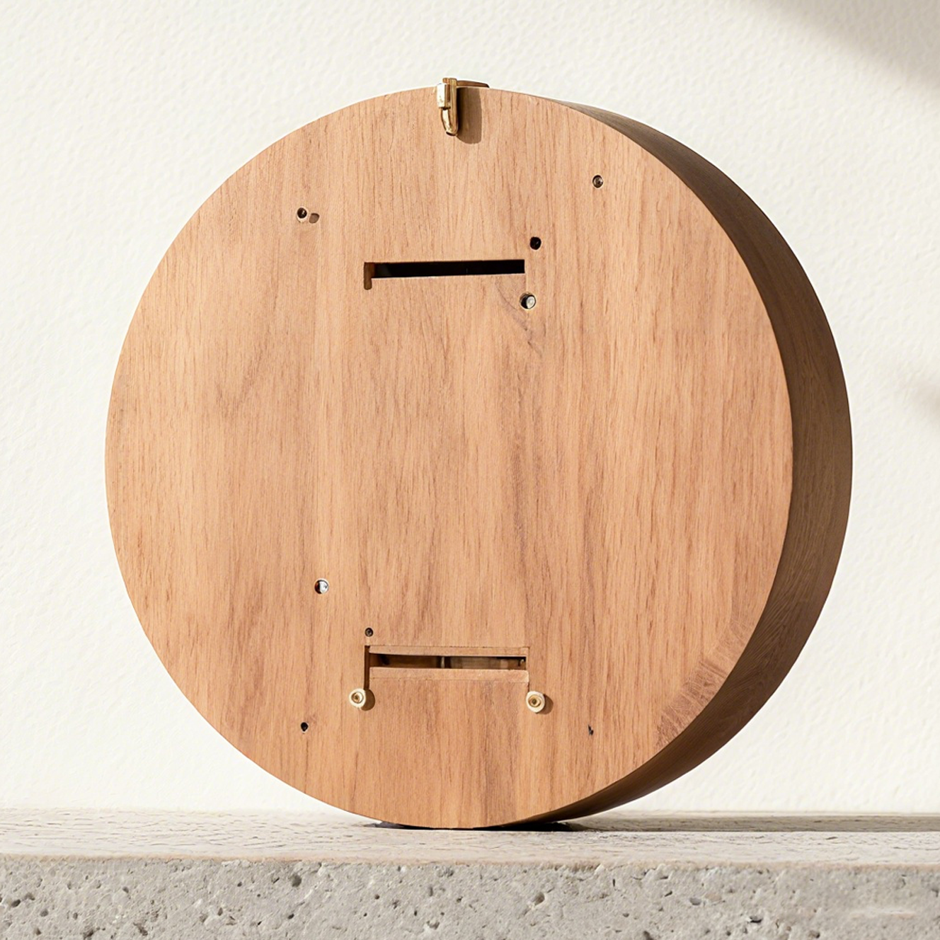 Nowoczesny, prosty zegar ścienny z litego drewna