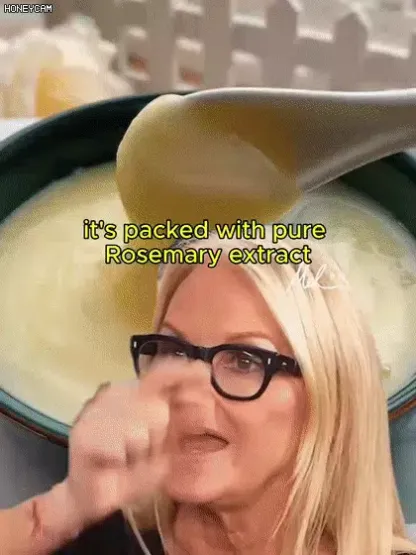 Minél kevesebb a haj, annál jobb a hatás: gyógynövényes esszenciával tápláló és helyreállító sampon.