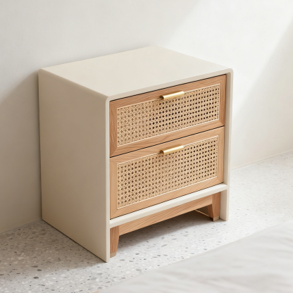 Klasyczny stolik nocny z drewna rattanowego
