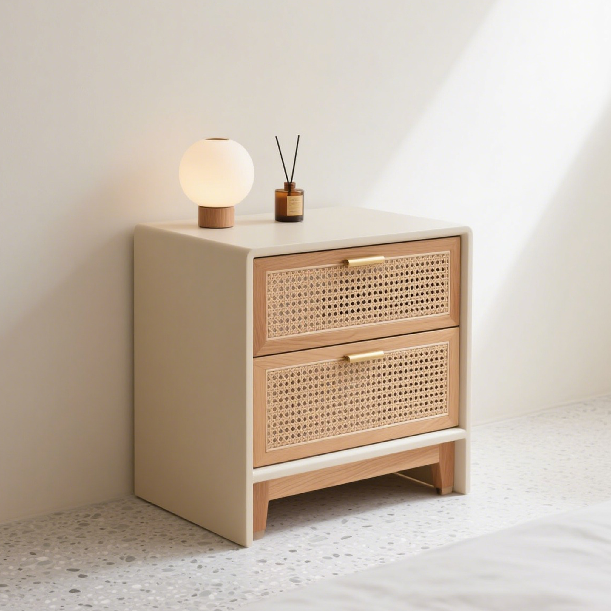 Klasyczny stolik nocny z drewna rattanowego