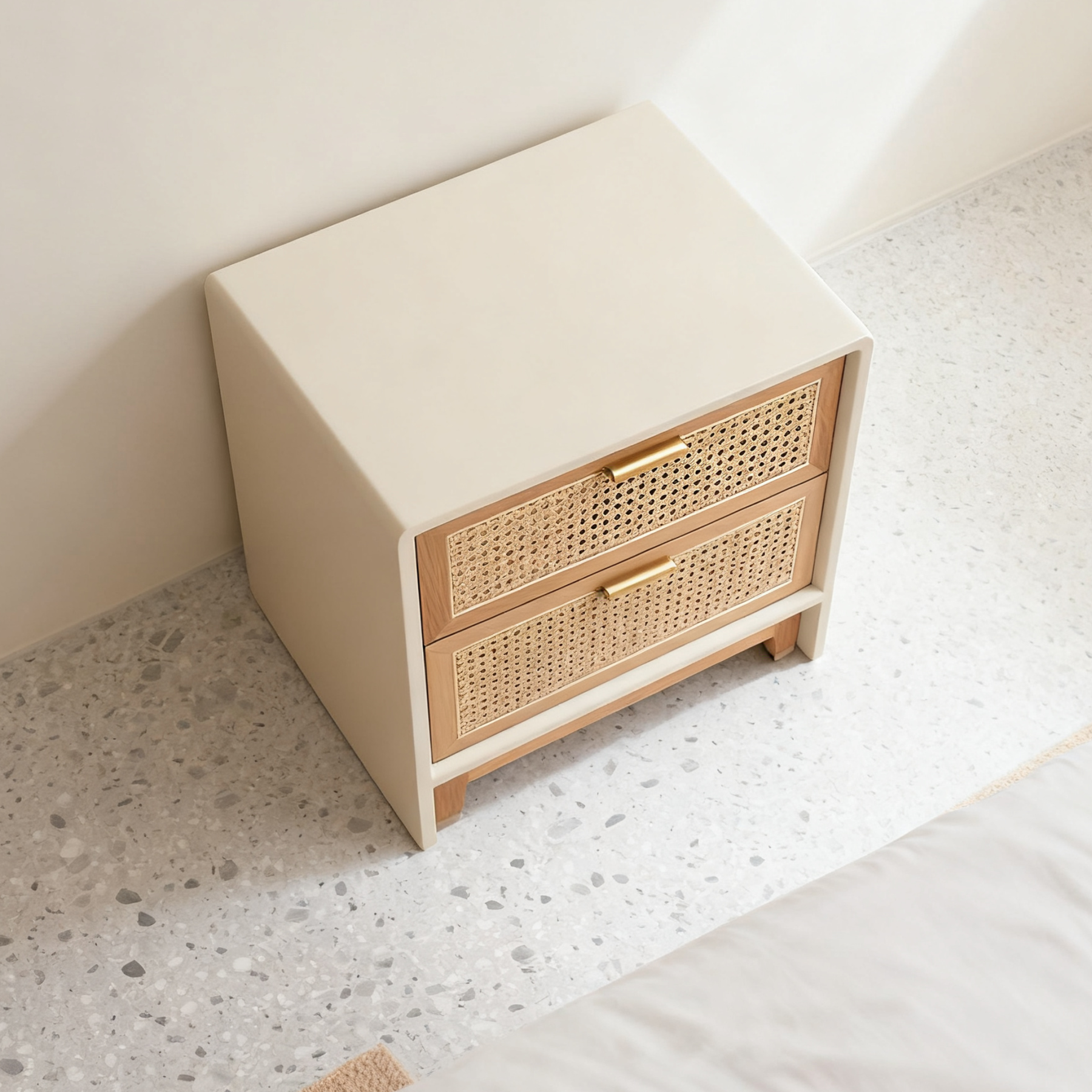 Klasyczny stolik nocny z drewna rattanowego