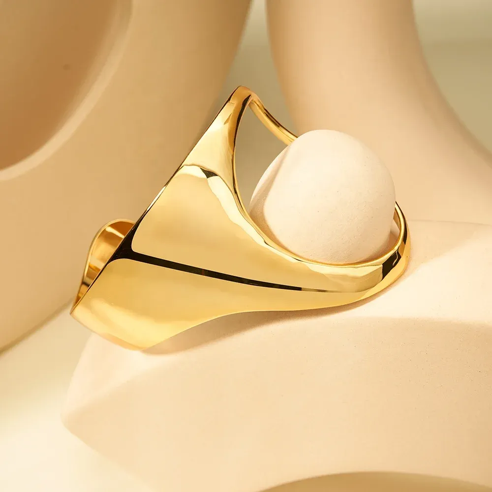 18K Geometric Solid Curved Palm Bracelet