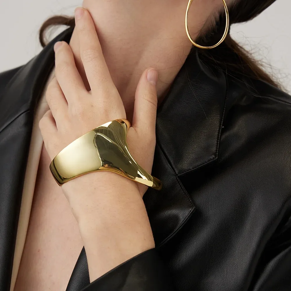 18K Geometric Solid Curved Palm Bracelet