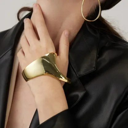 18K Geometric Solid Curved Palm Bracelet