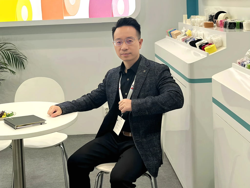 {"default":"Veefun and Wemade's leader"}
