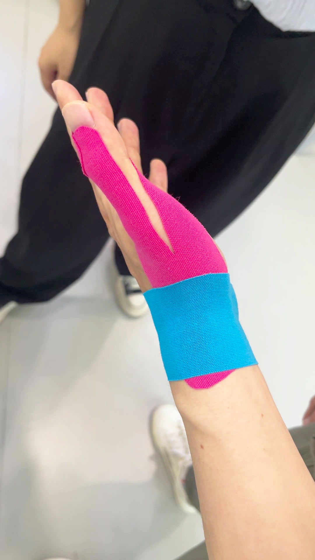 {"default":"kinesiology tape for wrist and thumb"}
