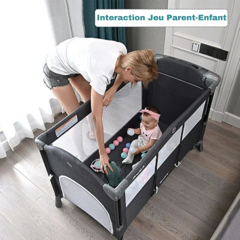 Jeu parent-enfant dans un spacieux lit bébé 3 en 1.