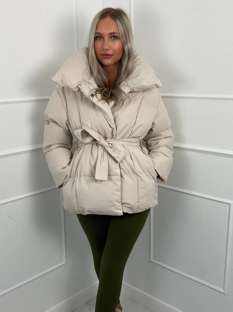 Kurze Pufferjacke mit Gürtel
