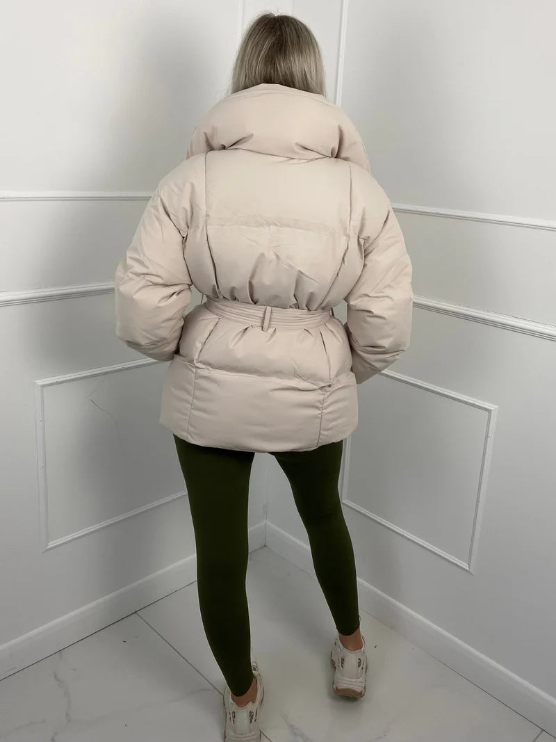 Kurze Pufferjacke mit Gürtel